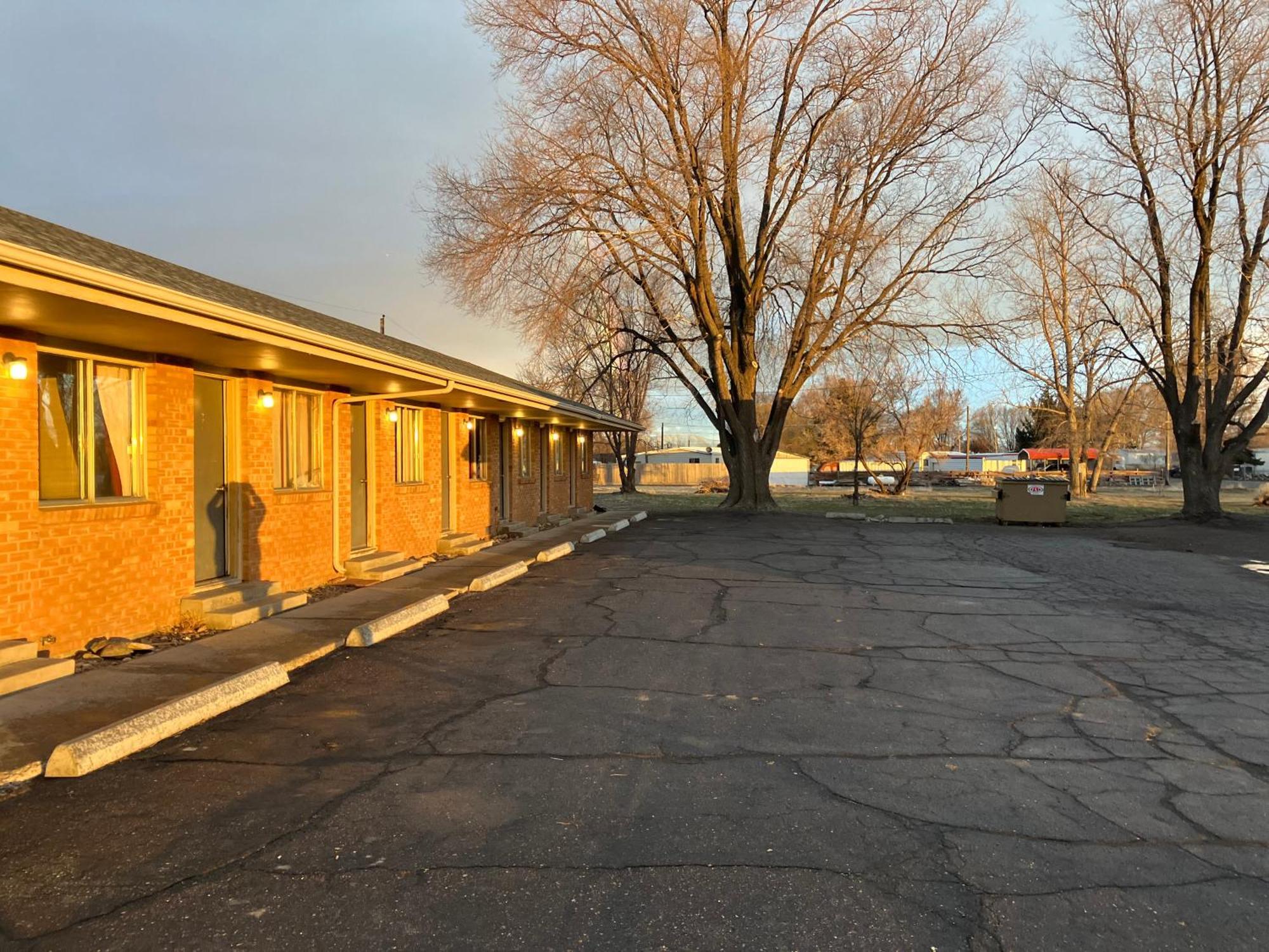 Tops Motel Burley Exterior foto